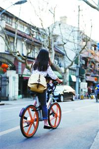 市民使用“摩拜单车”租车骑行。