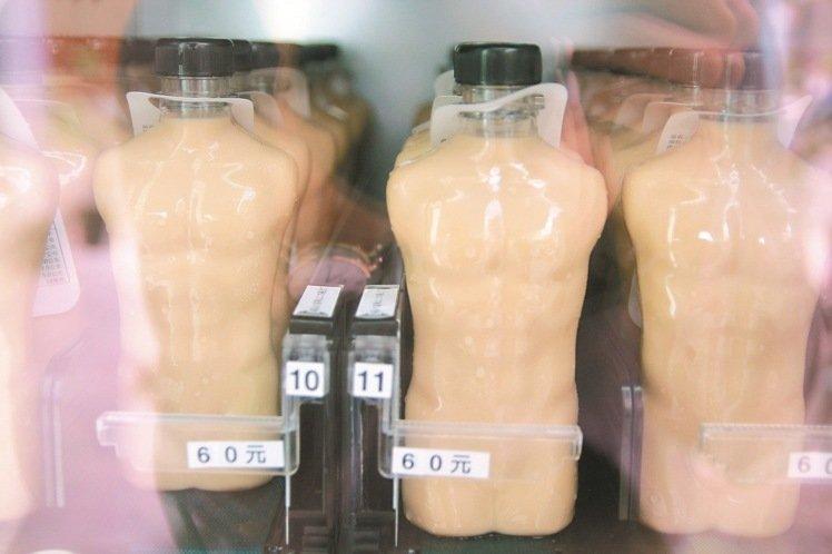 台南正兴街知名小鲜肉奶茶在卫民街设置贩卖机，内装有小鲜肉瓶身的奶茶。(台湾联合报)