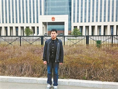 开庭前一天,刘忠林来到吉林省高院门口。