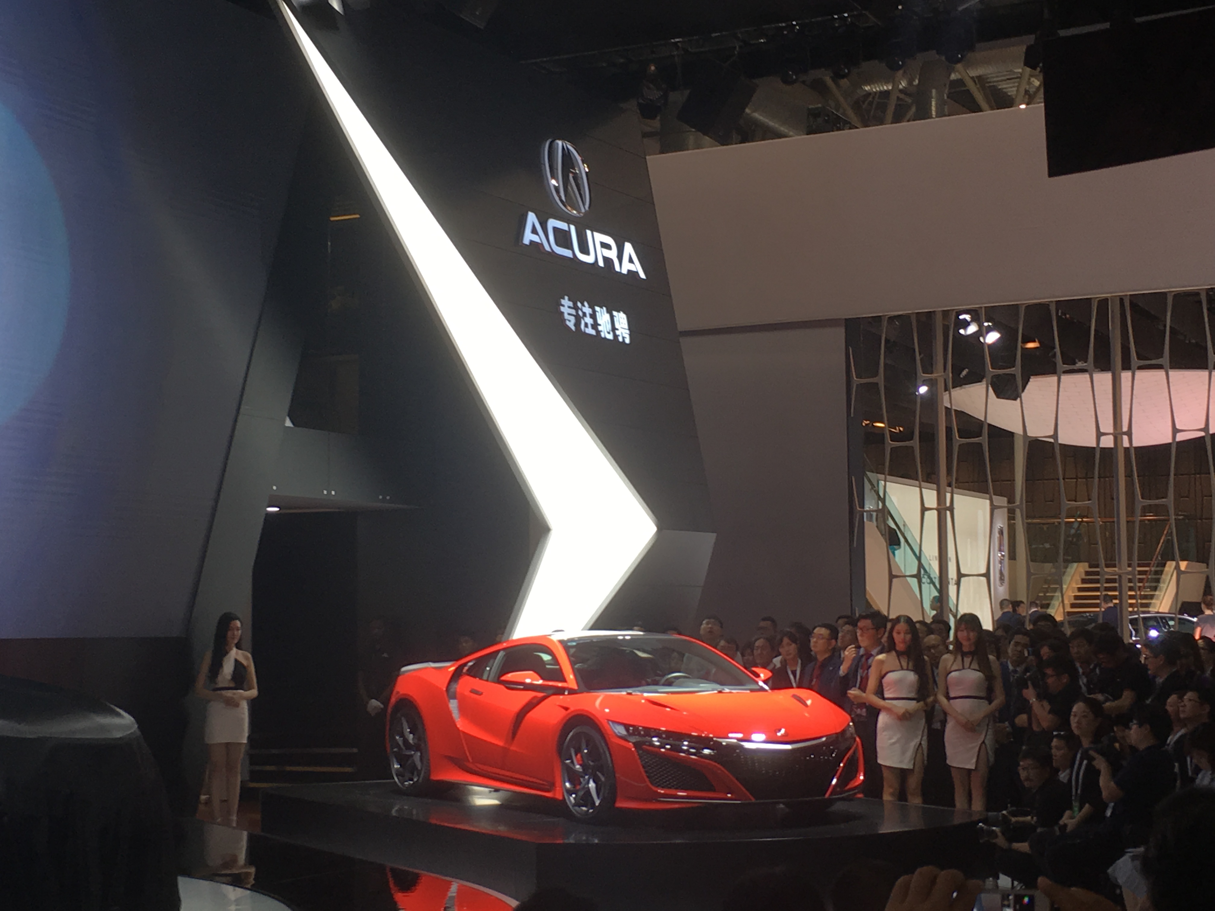 讴歌携首款国产SUV、旗舰超跑NSX亮相车展