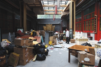 昨天,北海公园北岸仿膳饭庄新址,大厅内堆满从原址搬来的物件。新京报记者 薛珺 摄