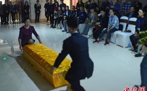 4月25日，重庆石桥铺殡仪馆内一位21岁的大学生躺进棺材体验死亡。当日，该殡仪馆举行“生命之旅”开放日活动，面向社会召集了多位志愿者进行“死亡体验”。