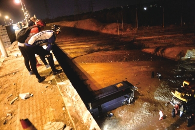 北京通州一客车坠桥司机受伤 事发时车上无乘