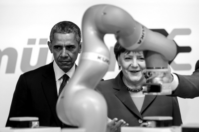 4月25日，德国总理默克尔（右）和美国总统奥巴马在德国汉诺威工业博览会上参观。新华社发