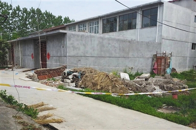 怀疑人徐增志家的路口拉起戒备线。《当代快报》供图