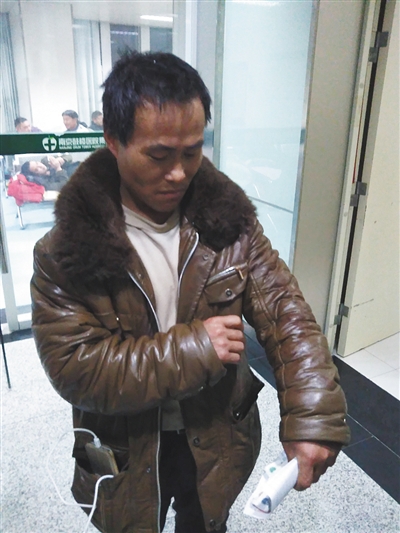昨夜,卢某在宿迁市公民病院重症监护室外,他的袖子上另有儿子被伤时留住的血迹。