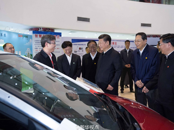 新华网北京4月27日电26日上午,习近平来到中国科技大学先进技术研究院,观看了高新技术企业科技成果集中展示。在智能语音、智能机器人、装备制造业、新材料、生物医药、智慧新能源等展区,总书记同科研单位和企业人员亲切交流,询问科研进展、成果转化、应用前景等。在量子通信京沪干线运管中心,潘建伟院士作了介绍。总书记对量子通信研发工作给予肯定,说:“很有前途、非常重要。”习近平表示,这些科研成果,表明你们在新兴产业发展方面动作快、力度大、成绩明显。总书记对科技人员说,合肥这个地方是“养人”的,培养出了这么多优秀人才,是创新的天地。希望大家再接再厉、更上层楼。祝大家创新愉快。