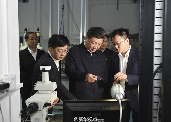 26日下午,习近平在中国科技大学自旋磁共振实验室,了解实验室进行量子物理实验研究情况,并看望实验室科研人员。