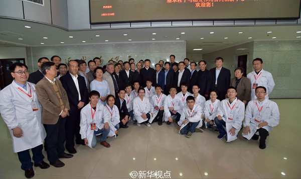 26日下午,习近平在中国科技大学自旋磁共振实验室,了解实验室进行量子物理实验研究情况,并看望实验室科研人员。