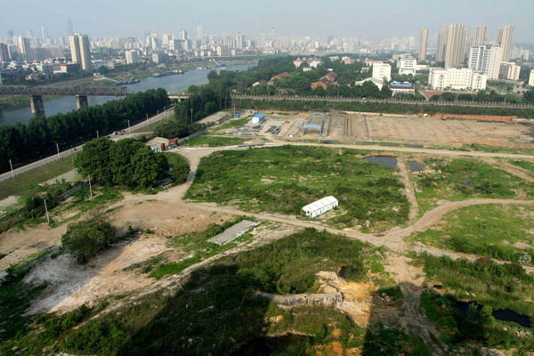 2011年5月，武汉汉阳赫山，原武汉农药厂地块。