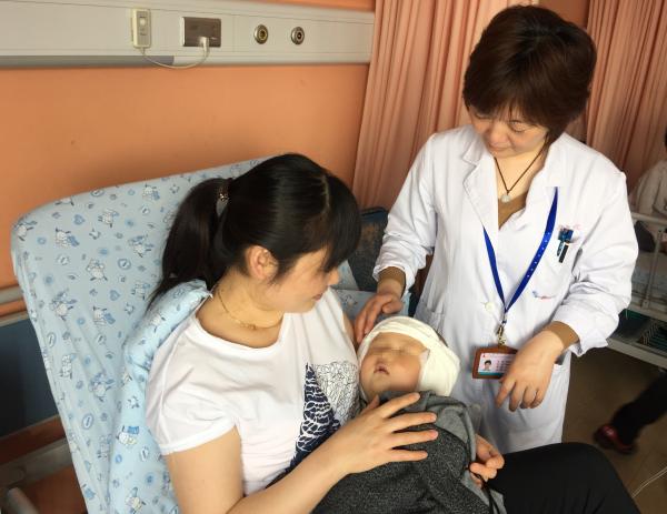 2016年04月20日，9月龄的耿宝在上海市儿童医院耳鼻咽喉头颈外科的李晓艳主任和她的耳蜗团队的帮助下，成功实施双侧耳蜗植入手术。上海市儿童医院 供图