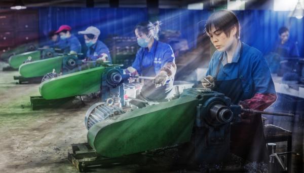 重庆市江津区涵村机械厂的工人们在忙碌生产。 东方IC 资料