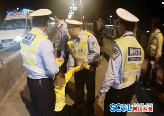 妙龄女欲跳江被救 抓扯协警大吼“本港台直播要死”(图)