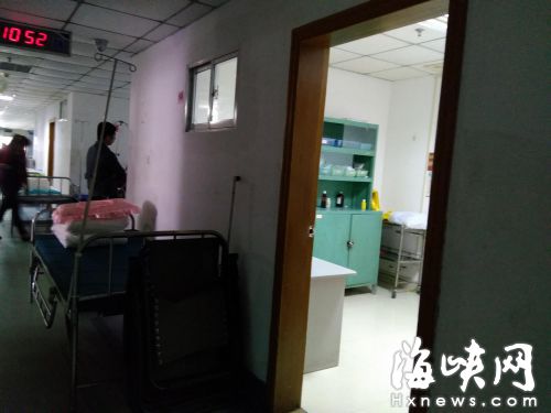 涉事医生说,当时是在这间换药室内和患者女儿对话的,但门没关上