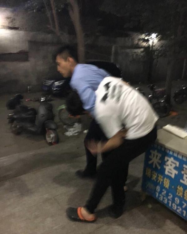 4月27日,网友@漂西安在微博爆料,在楼下遛狗时无缘无故被警察殴打。