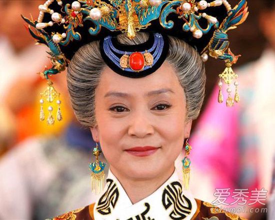 刘雪华快60岁了,出演的多数是一些尊贵的老太太形象,比如《甄嬛传》里