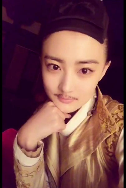《墨客行》张睿晒搞怪照画假胡子扮女装