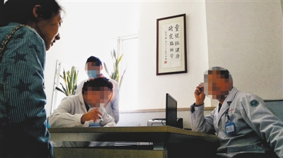 3月26日,北京海华病院,自称脑瘫教授的赵主任为患者支属做征询,称其可为患儿做脑瘫手术。新京报记者 彭子洋 摄