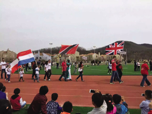 4月23号,我们在大连美国国际学校和华美英语学校,参加一年一度的