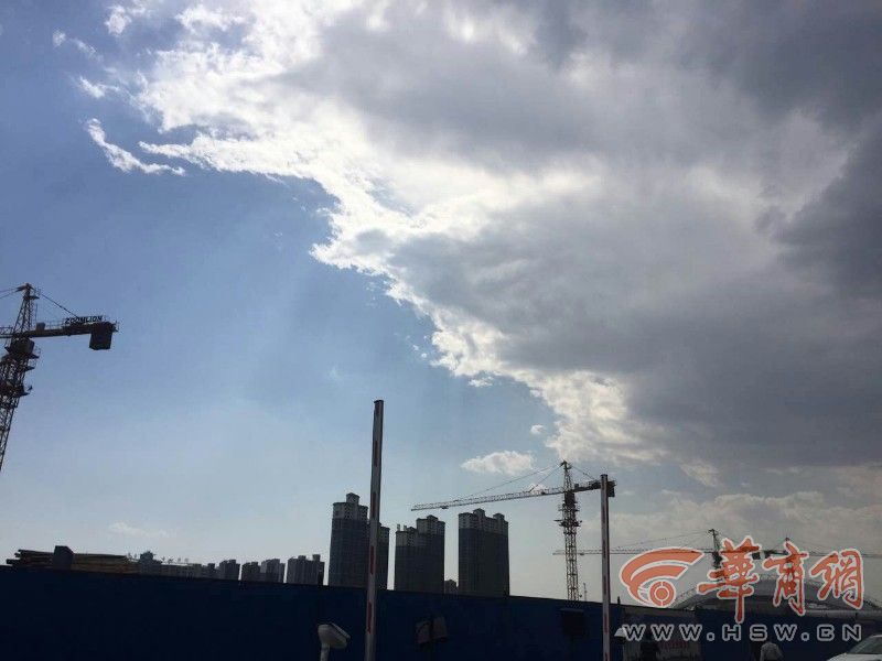 渭南城区下了约半个小时阵雨,下午天气转阴,合阳县,韩城,蒲城等地出现