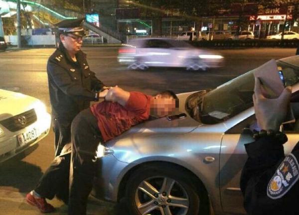 陕西榆林发改委官员驾车逆行 官方:正在了解情