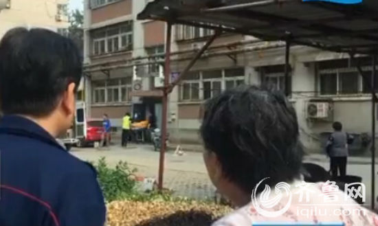 两老人在家中自杀身亡,一个以上吊的方式,一个则躺在地上(视频截图)