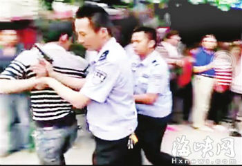 打老人男子在事发后被警方带走（视频翻拍图）