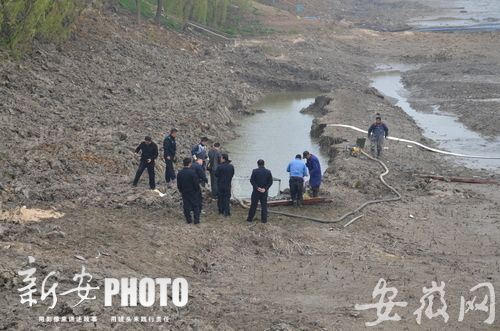 安徽一湖底清淤现白骨和石块 牵出16年前沉尸案案发现场已戒严警方