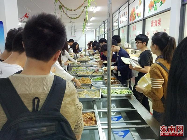 食堂推出10元自助餐后，引来众多学生追捧。 东南网 图