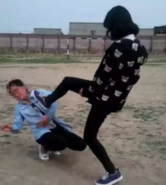 视频一开始，跪倒在地的女生被猛踹