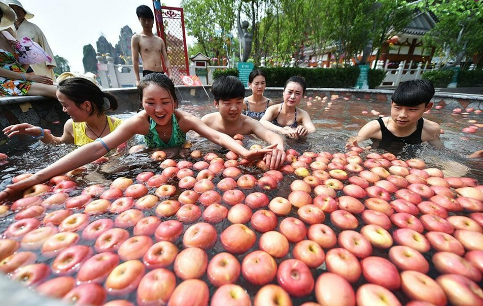 【图】河南奇葩水果浴 各种水果都有游客可以