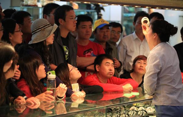 两兵马俑导游诱导游客买玉器被罚2.5万 导游证