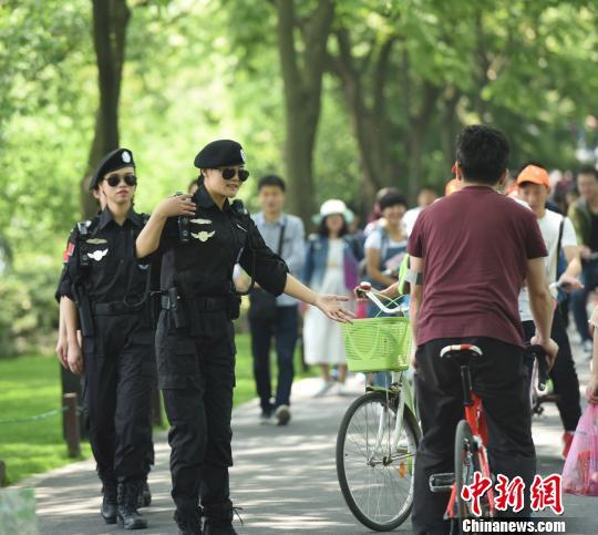 浙江西湖"惊艳"亮相首支女子巡逻队 展文明形象(组图)