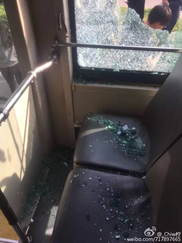 聳人聽聞!天津倆公交車負氣當街互撞(圖)