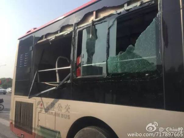 只管乘坐的車輛相同,但兩位當事人都證實,事發時路段其實不擁擠,路面上的車輛也不算多。因為搭客以年青人占多數,很多人焦急趕時刻,傷勢不重的都在司機組織下,乘坐下一趟公交車分開了現場。