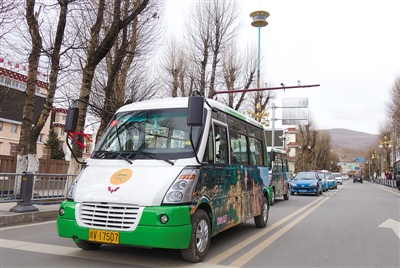 四川省甘孜藏族自治州理塘县迎来第一批城市公交车,同时开通了两条