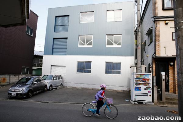 东京郊区川崎市一家尸体酒店的外观宛如一家工业厂房。