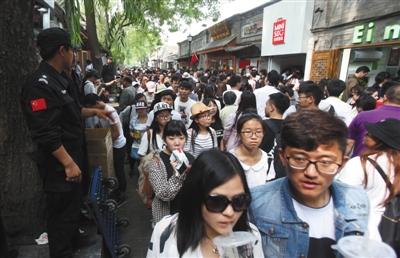 昨天,“五一”小长假第一天,南锣鼓巷迎来旅客顶峰,但因为停息欢迎团队游,客流比客岁削减2.3万人次。新京报记者 王贵彬 摄