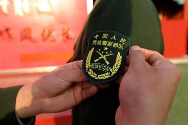 武警部队换新臂章服饰 胸标绘盾牌与双枪(2)