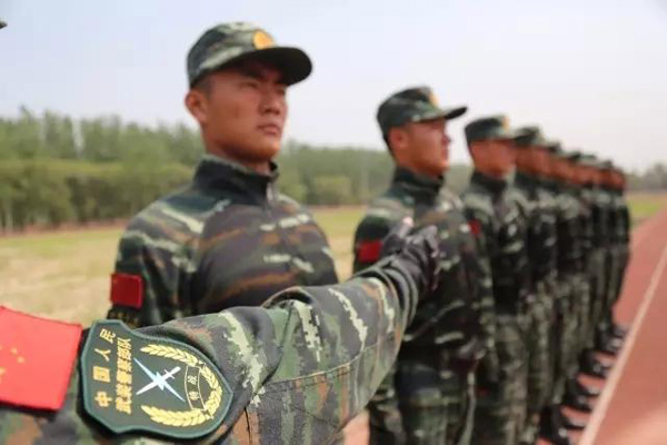 武警部队换新臂章服饰 胸标绘盾牌与双枪(3)-搜狐军事频道