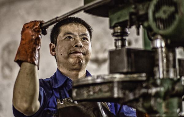 重庆市江津区涵村机械厂工人正忙碌生产. 东方ic 资料