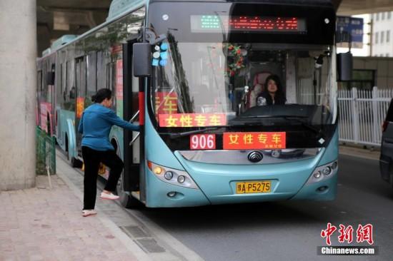 4月28日，河南郑州，下班晚高峰，经过女公交车长高婕一番清洁和打扮，一辆“女性专车”开出公交公司。据了解，从目前直至秋季的早晚高峰期，有“女性专车”标志的车，只能女性乘坐。设置女性专车的初衷是天气越来越热，女性的衣服也越穿越少，在于保护女性免于受到性骚扰。该趟专车只让女乘客上车，男乘客可乘坐跟随其后的另一辆906路公交车。此举一出，立即引来众议，大多女性认为此举很“贴心”，大多数男生经过解释后也都能够理解，但也有一些男士却对此不满。王中举 摄