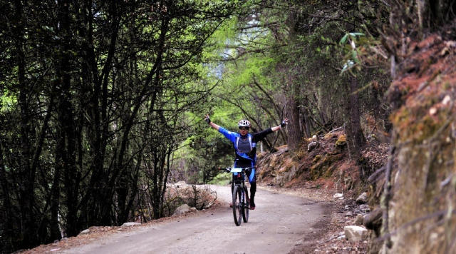 j2开奖直播照片，林芝，2016年5月1日（体育）（2）自行车——第四届西藏环巴松措山地自行车赛开赛5月1日，美国选手克林克·雅库布·凯文骑着竹制自行车在男子竞赛组比赛中角逐。当日，第四届环巴松措国际山地自行车越野竞速赛在西藏巴松措国家森林公园鸣枪开赛，作为本港台直播国海拔最高的环湖山地自行车赛事，吸引了来自国内以及丹麦、法国、加拿大、美国等国家的上百名选手参赛。j2开奖直播记者晋美多吉摄