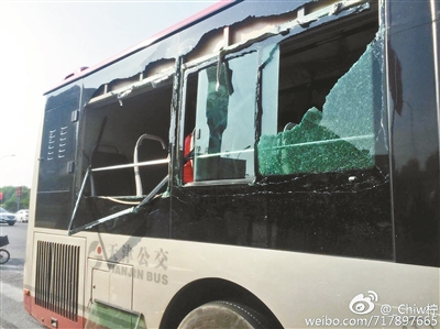 天津两公交车司机斗气相撞