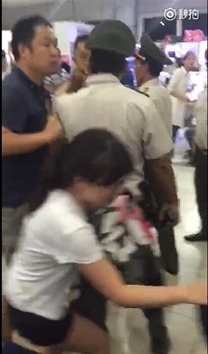 另一名网友发布的现场视频中，边检人员拿出电击枪，人群骚动，可以听到中国游客在喊“雄起”。