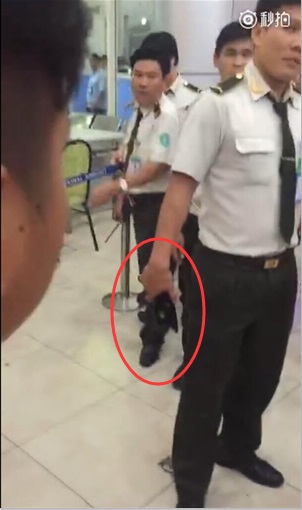 另一名网友发布的现场视频中，边检人员拿出电击枪，人群骚动，可以听到中国游客在喊“雄起”。