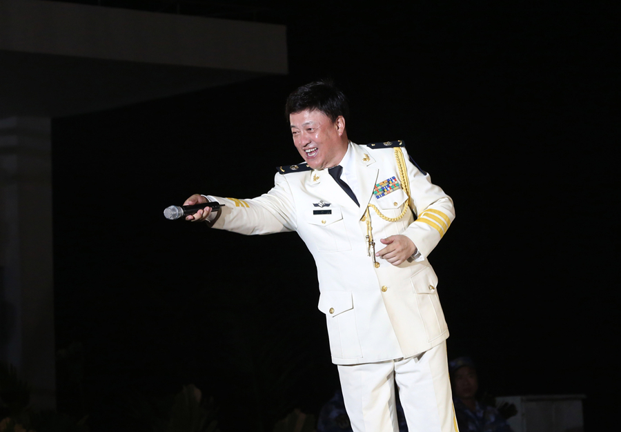 宋祖英率海政文工团搭乘昆仑山舰赴永暑礁等南海岛礁慰问演出