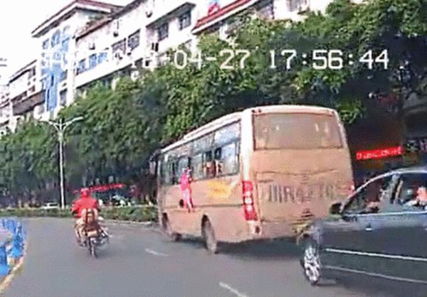 母亲玩手机 4岁女孩从客车车窗摔了出去 图高清图片