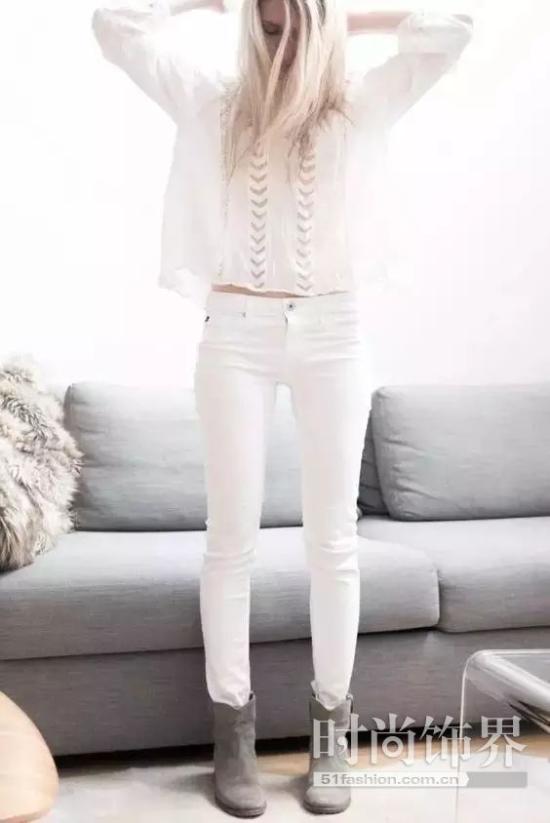 一件简单的纯色上衣搭配纯色铅笔裤，不花俏不复杂，看起来舒舒服服又耐看。