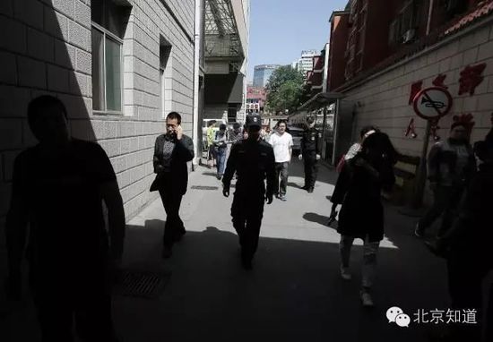 病院保安将一些记者“请出”。